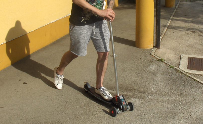 Trikolesni skiro Streetboard je dovolj trpežen tudi za odrasle.